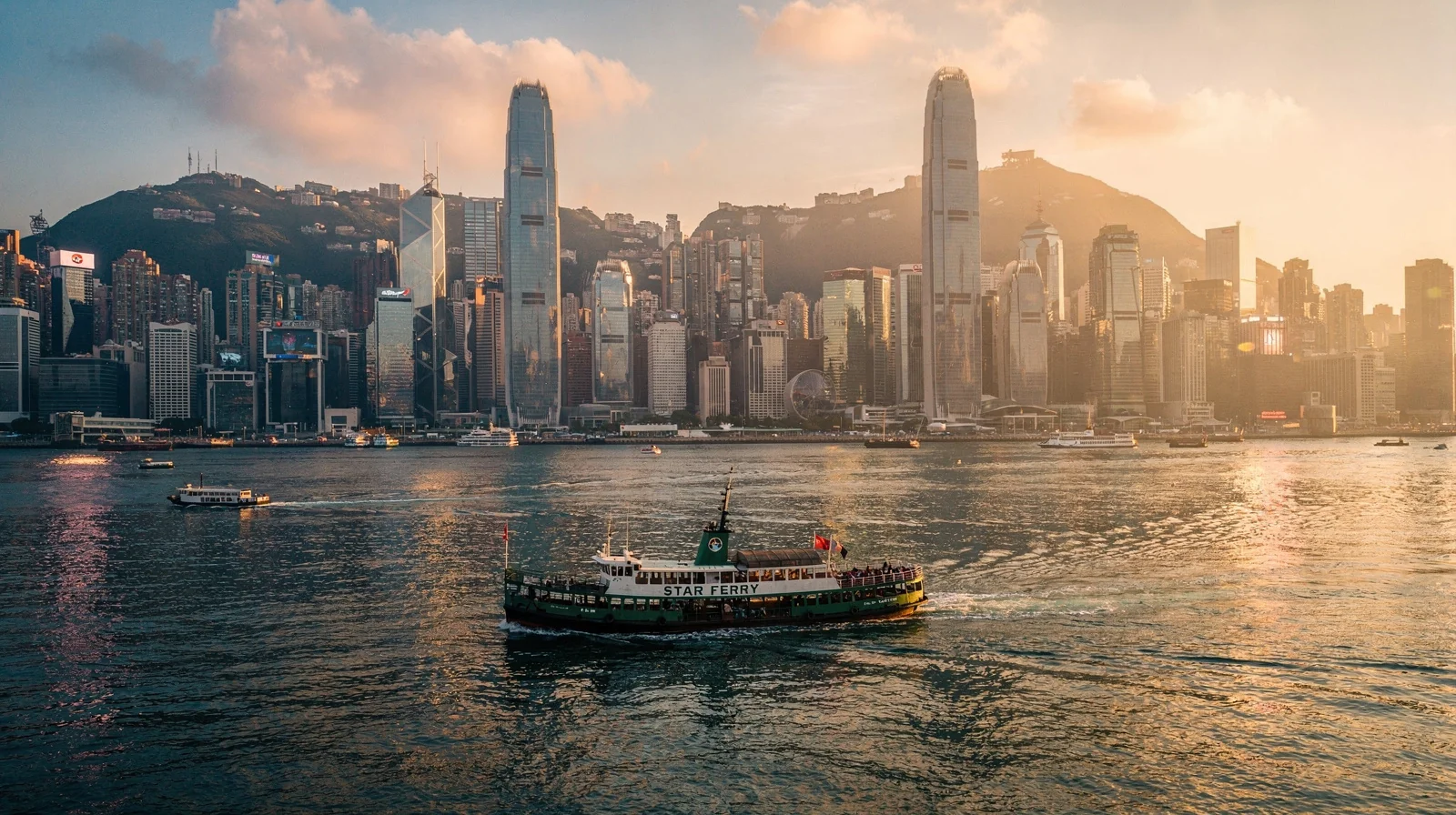 Hong Kong et Victoria Harbour au coucher du soleil, illustrant la création de société à Hong Kong