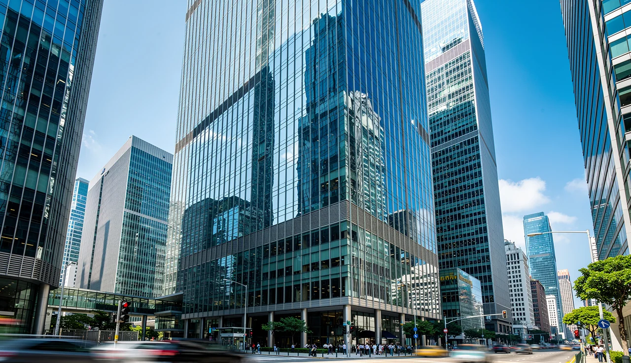 Façade d'une grande banque dans le quartier financier de Hong Kong