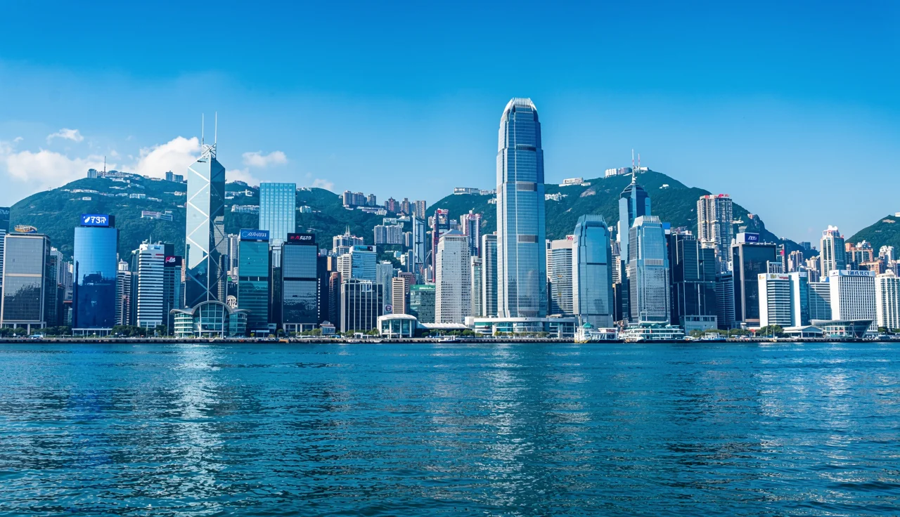 Vue sur les gratte-ciel du quartier d'affaires central de Hong Kong au bord de l'eau